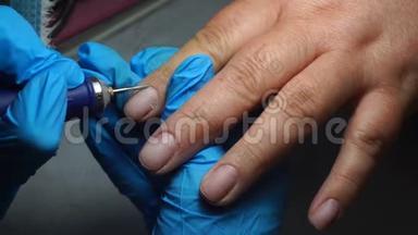开始修指甲。 在指甲油机器的帮助下修指甲。